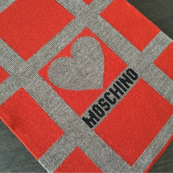 NWOT MOSCHINO Heart print wool scarf.  Mint condition! - Picture 5 of 8